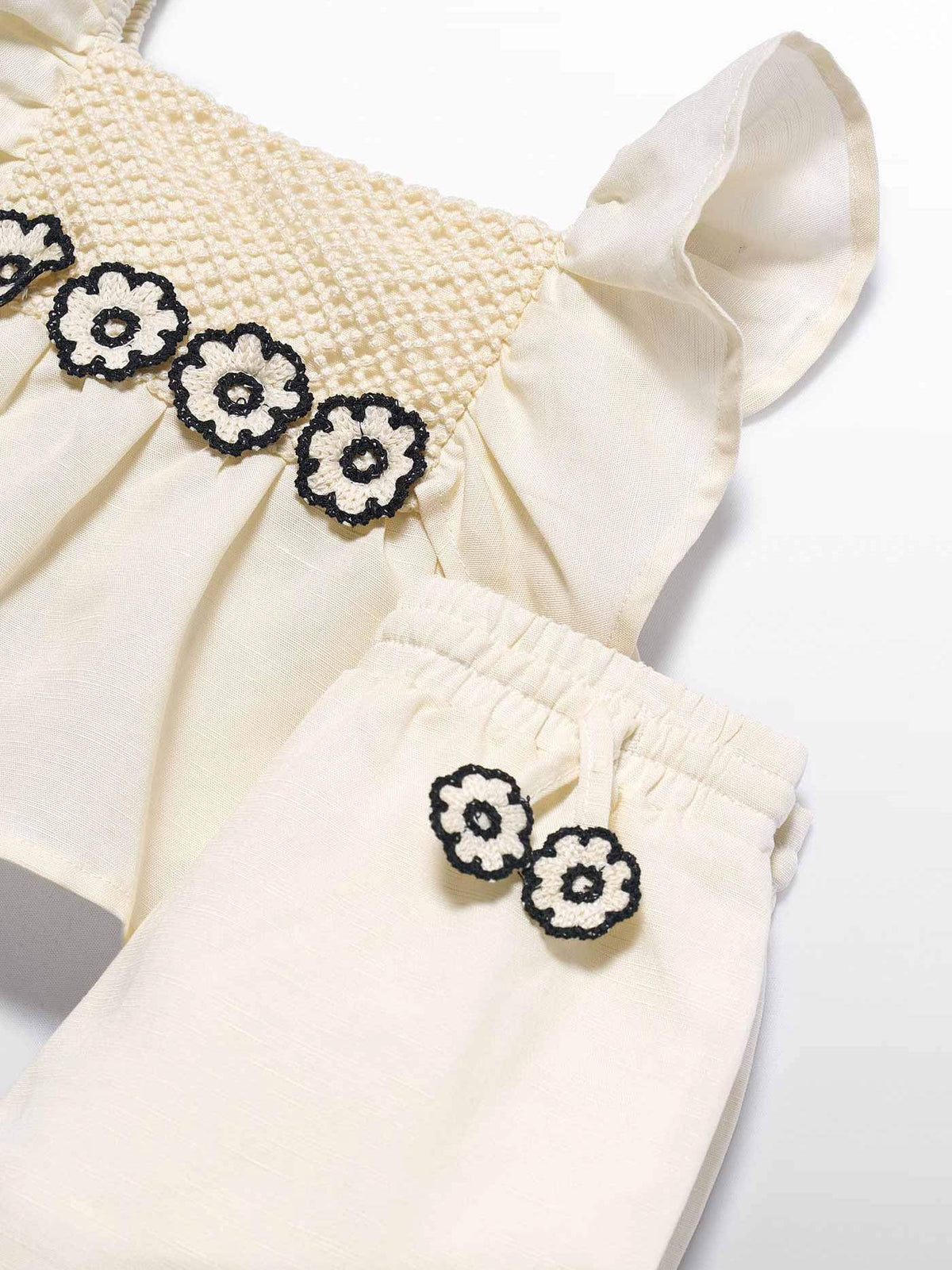 Conj. bermuda apli. crochet Creme (Creme / Pérola)  para Bebé Menina - Abel & Lula